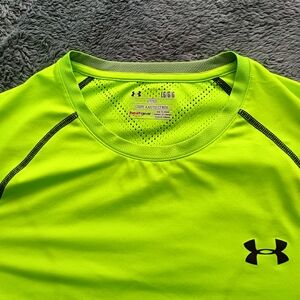 NEW UNDER ARMOR HEAT GEAR T-SHIRT , VERY LIGHT FIT, GREAT FOR WORKOUTS/ RUNNING